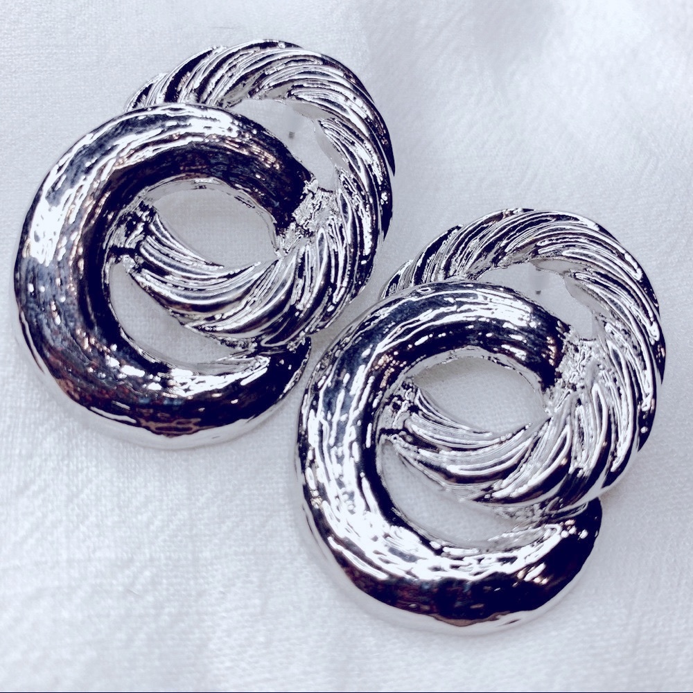 ❤️Seller’s Pick❤️ ❣️$25/3❣️ Exaggerate Sliver Plated Stud Earrings - Picture 4 of 9